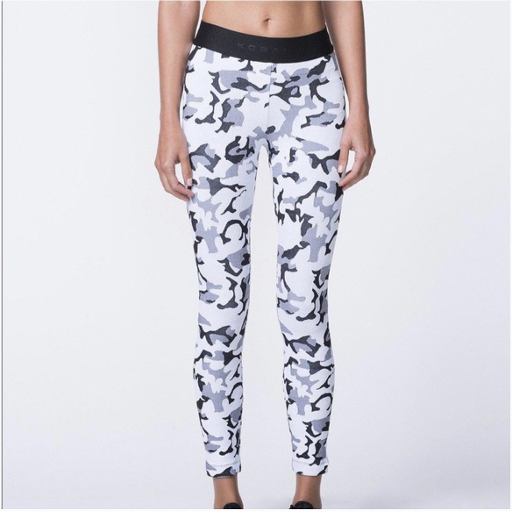 Koral white camo knockout leggings size XS